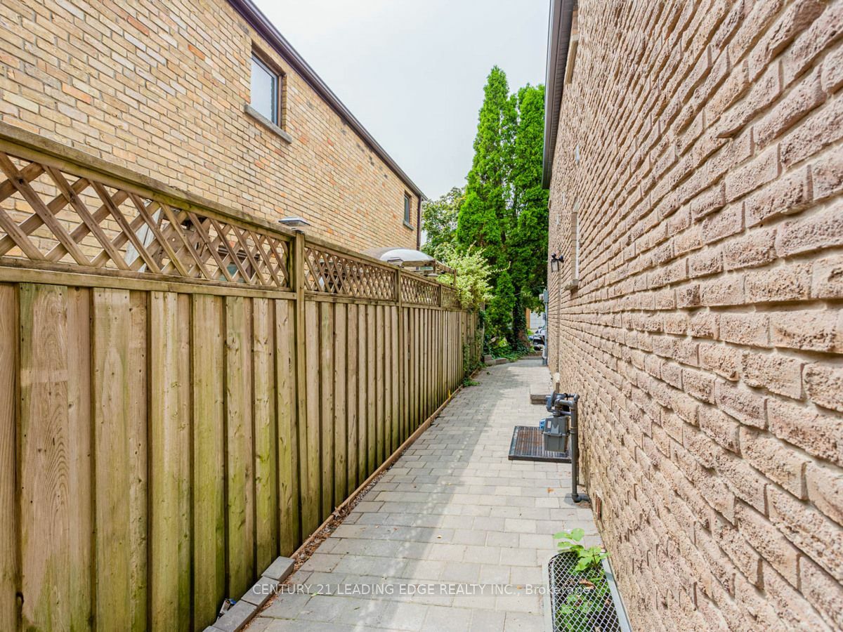 Property Photo:  16 Medaca Street Studio  ON M2J 3A7 