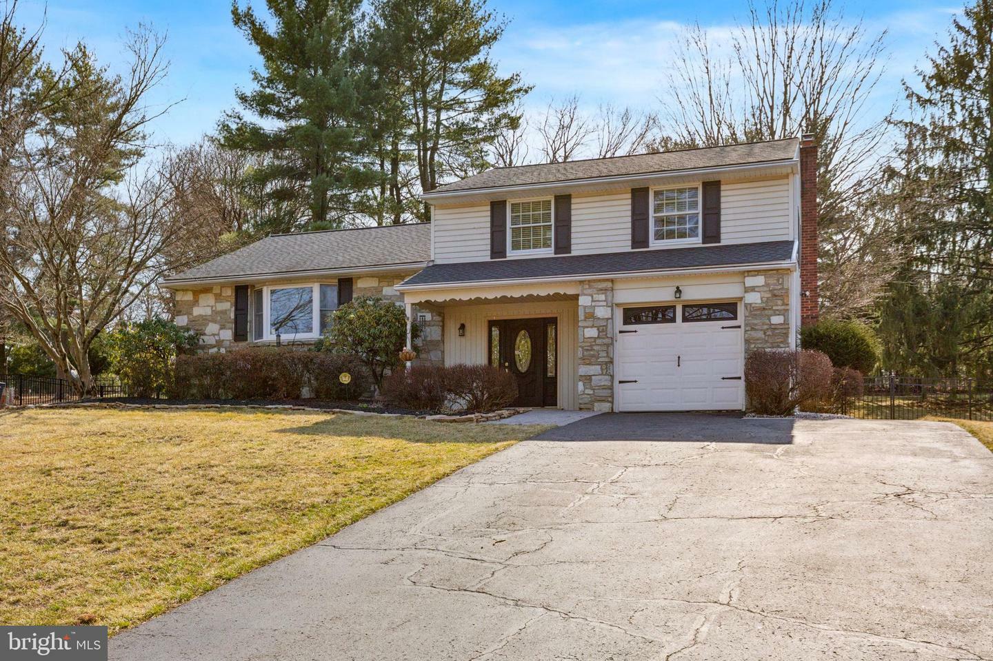 Property Photo: 152 W Buttonwood Drive PA 18966
