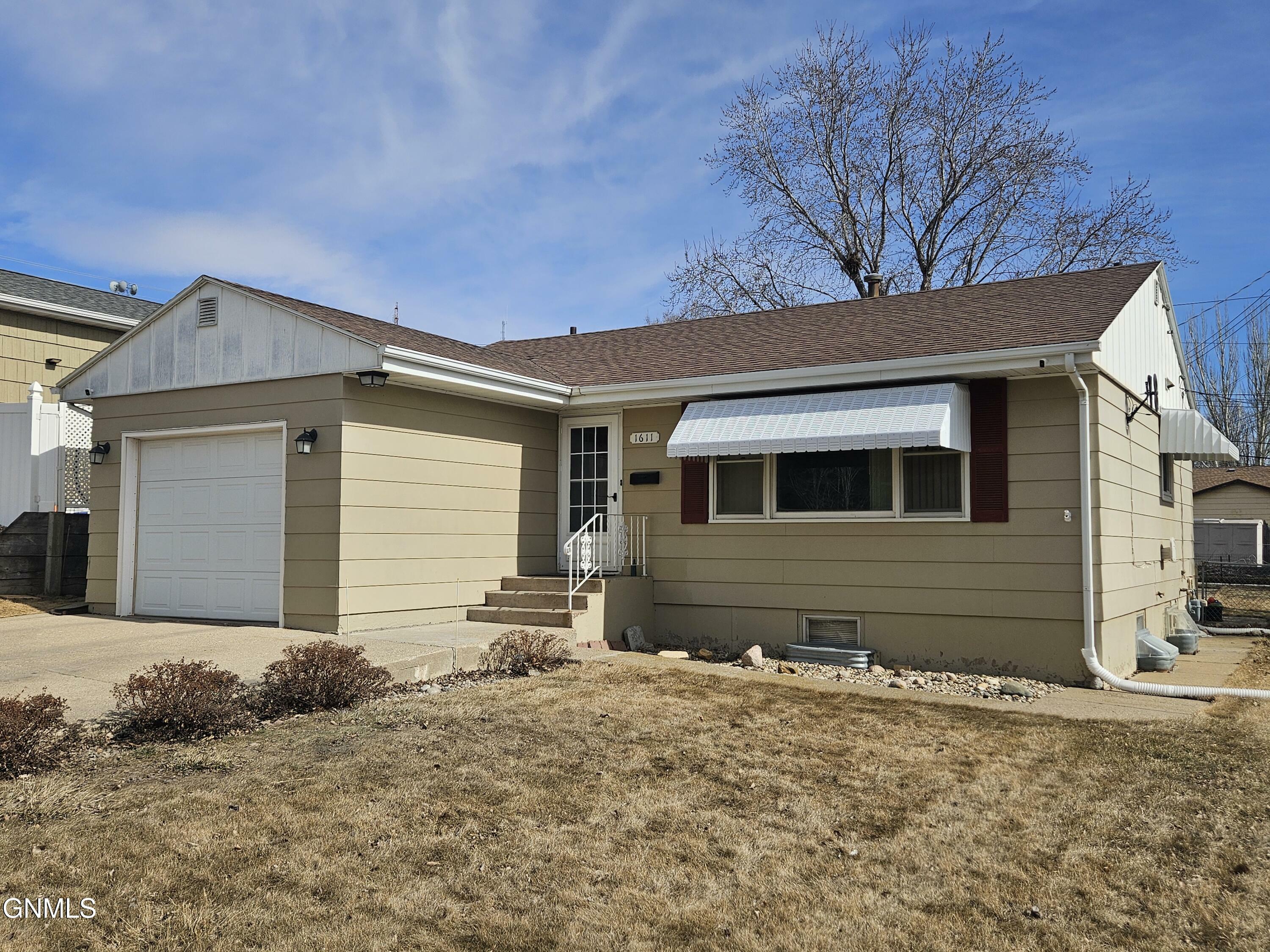 Property Photo:  1611 13th Street  ND 58501 