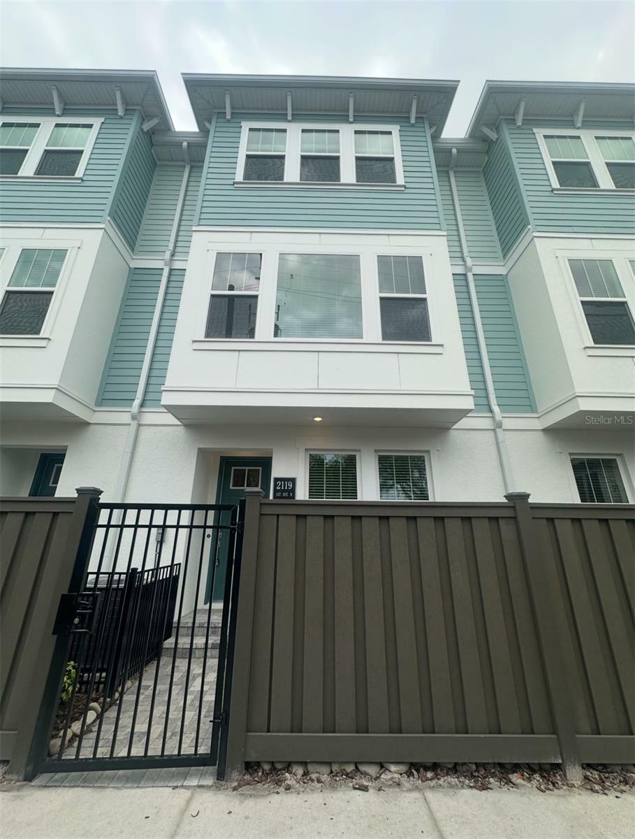 Property Photo: 2119 1st Avenue N FL 33713