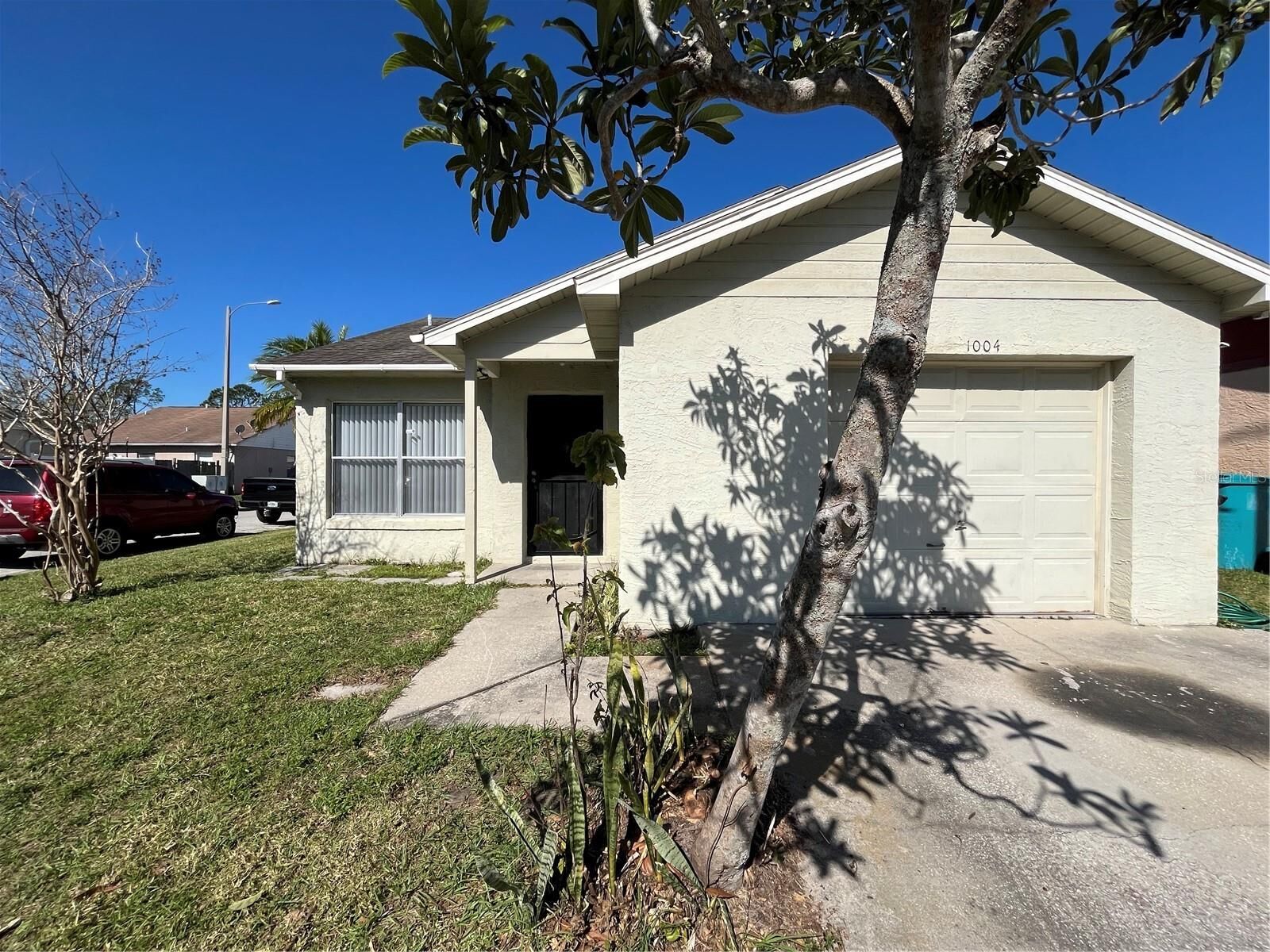 Property Photo: 1004 Clovercrest Road FL 32811