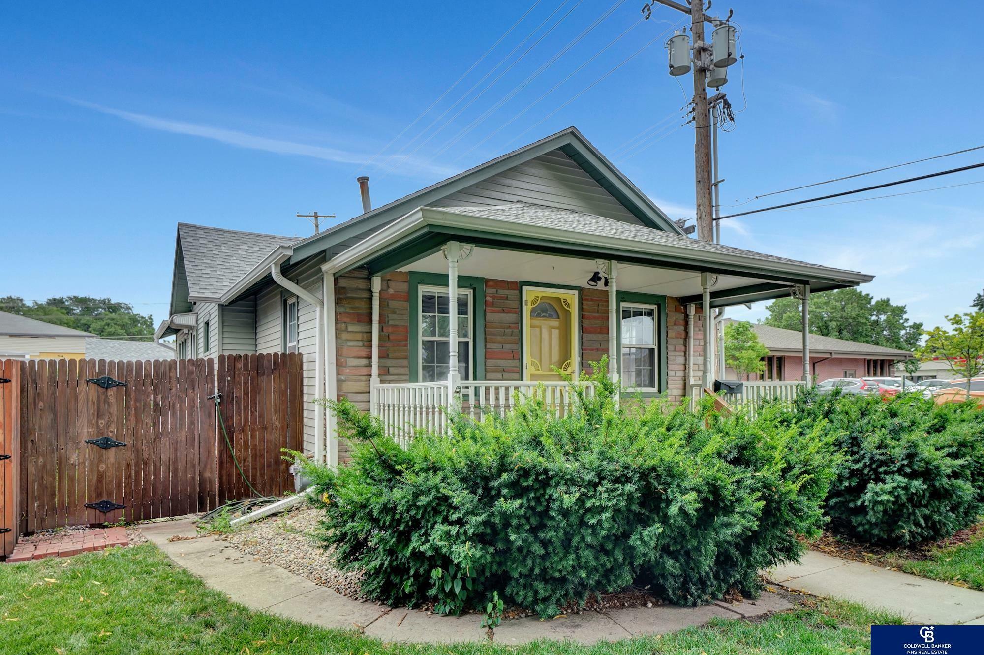 Property Photo: 1376 Chautauqua Avenue NE 68510