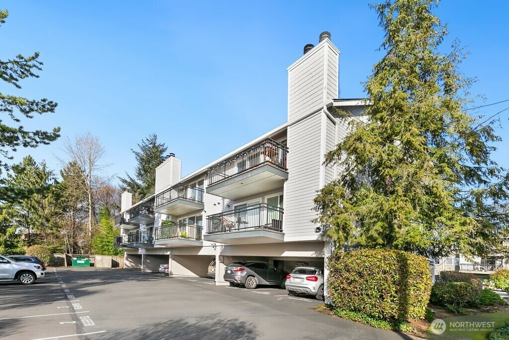 Property Photo: 10110 NE 60th Street 103 WA 98033