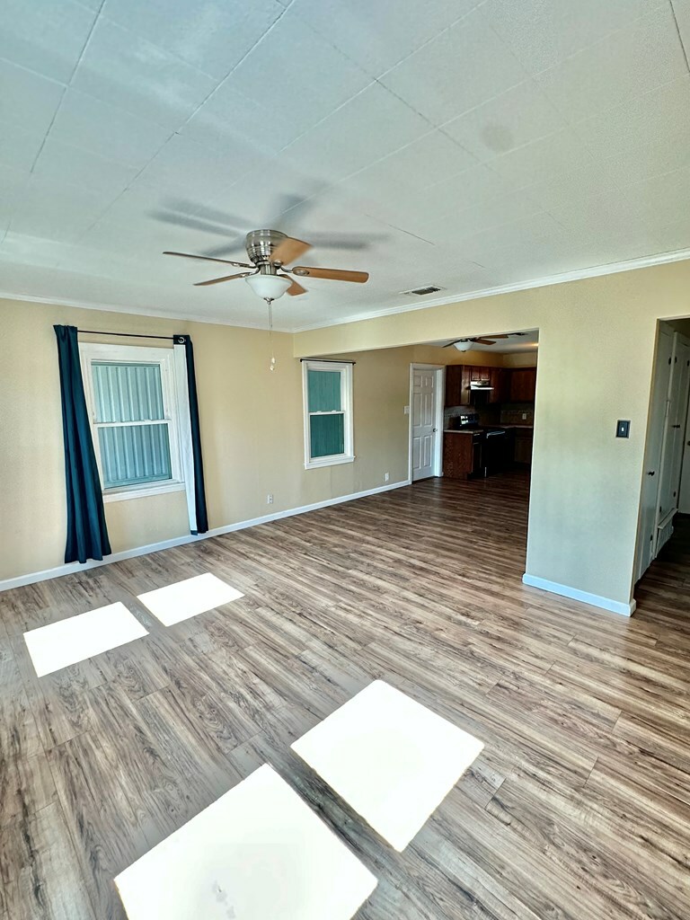 Property Photo:  620 E Ave C  TX 76903 