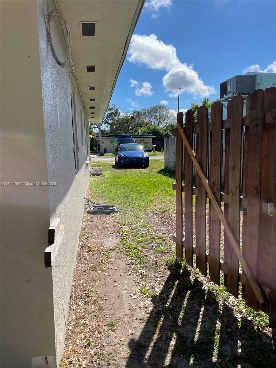 Property Photo: 208 SW 2nd Pl FL 33004
