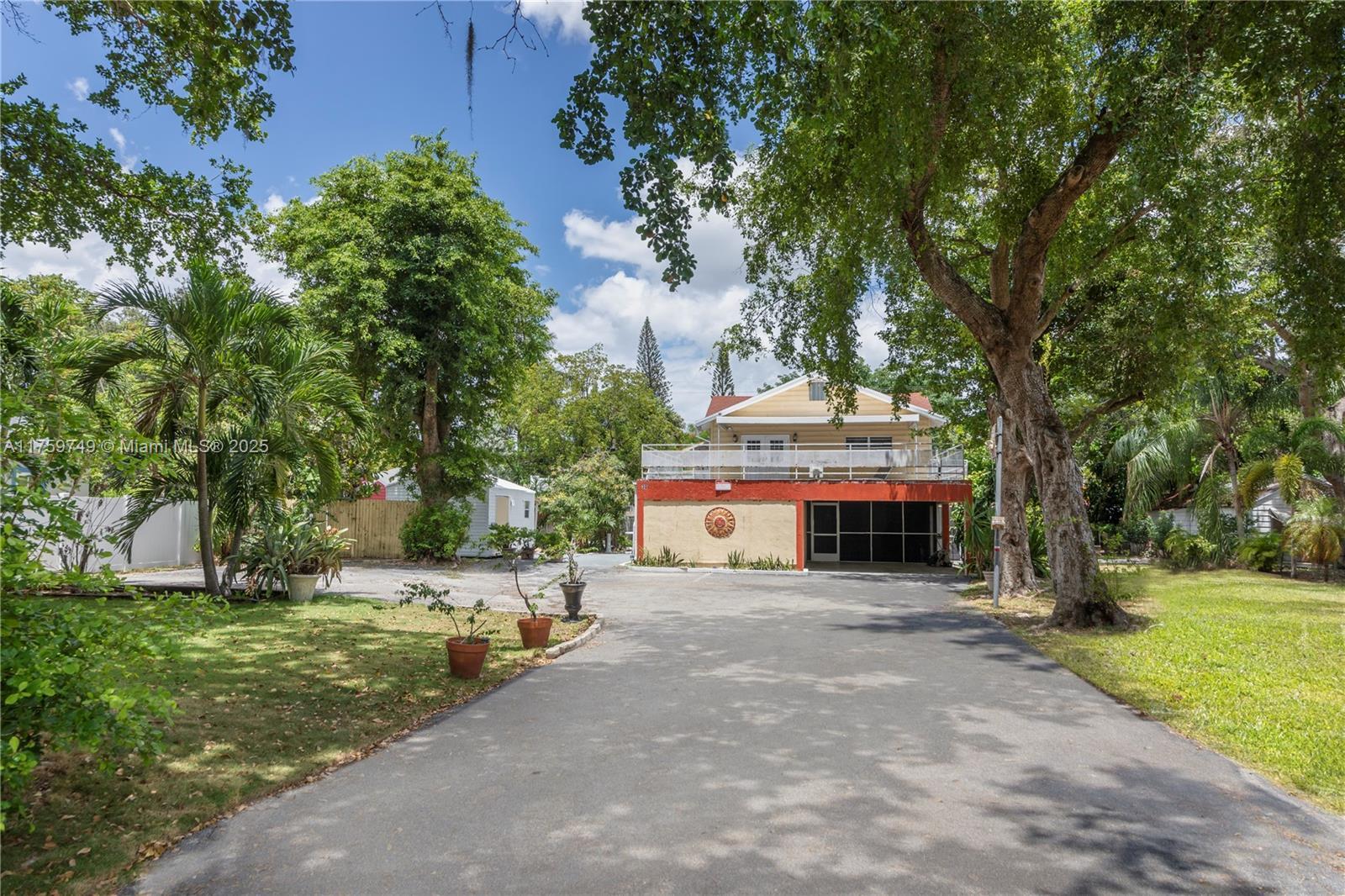 Property Photo: 30 SW 5th St 1 FL 33004