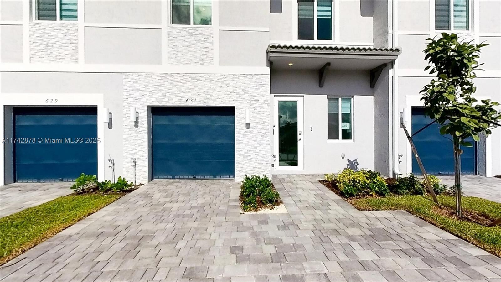 Property Photo: 631 SE 13th St Cir FL 33034