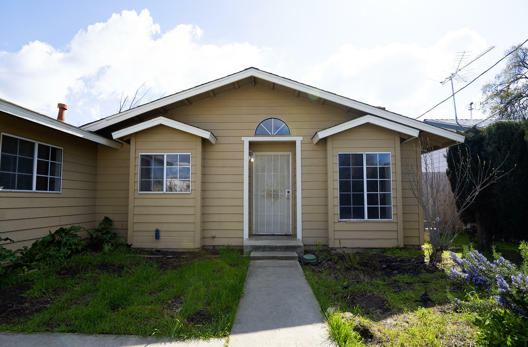 Property Photo:  1422 S Court Street  CA 93277 