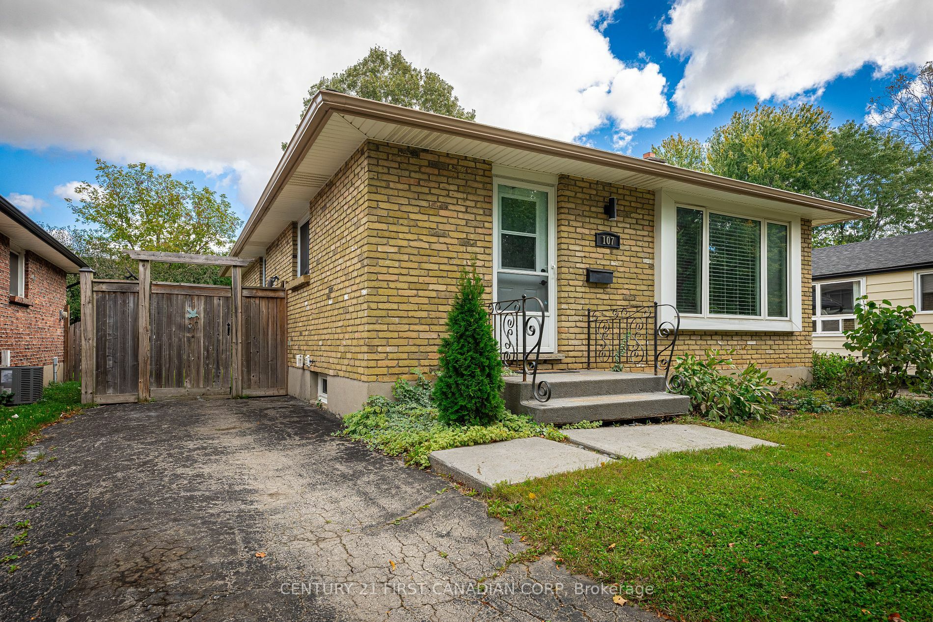 Property Photo:  107 Kintail Cres  ON N6E 1J4 