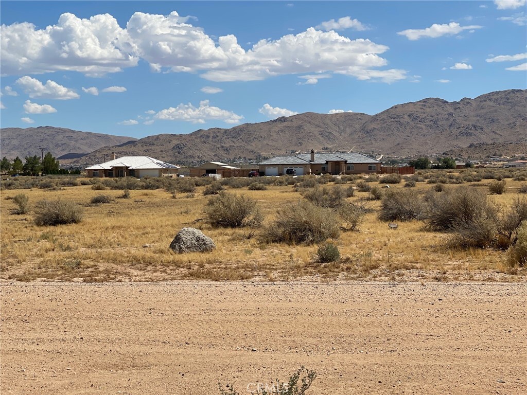 Property Photo:  1 Klickitat Avenue  CA 92307 