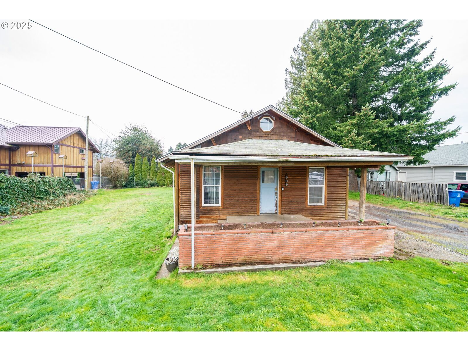 Property Photo:  917 S 1st Ave  OR 97360 