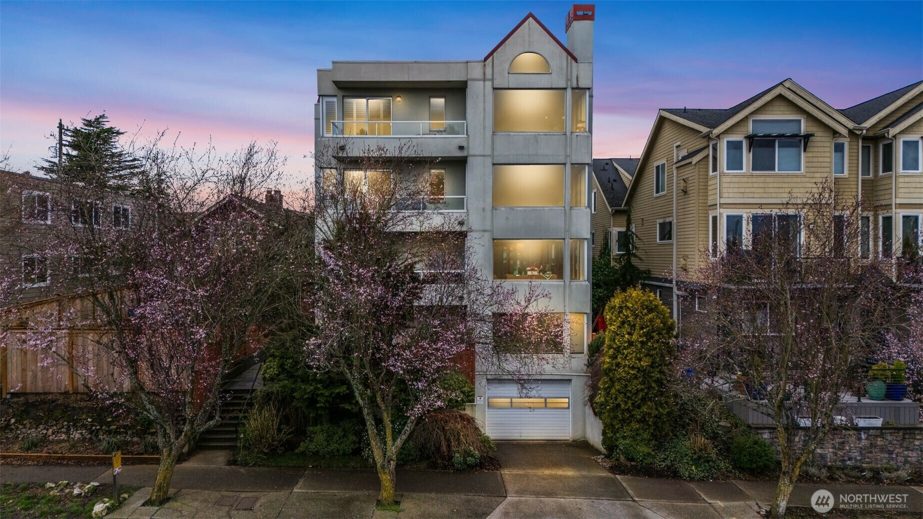 Property Photo:  1613  California Avenue SW 402  WA 98116 