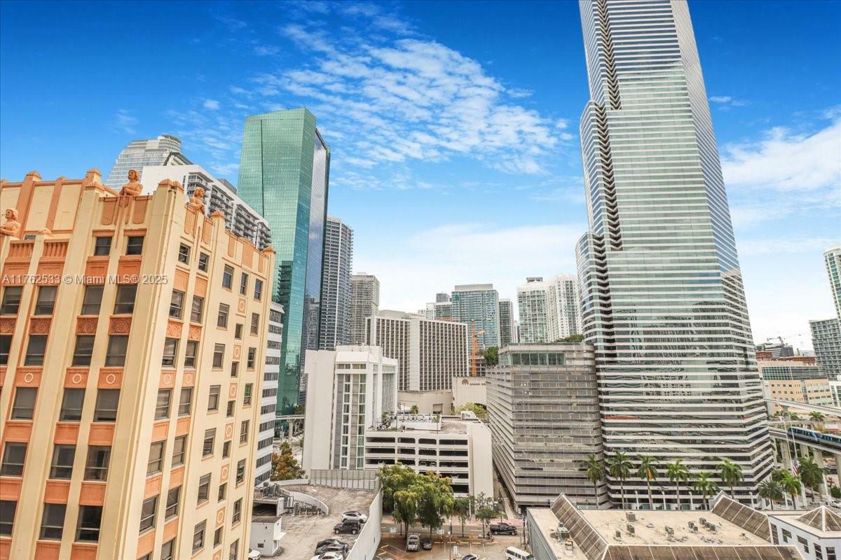 Property Photo: 151 SE 1st St 1011 FL 33131