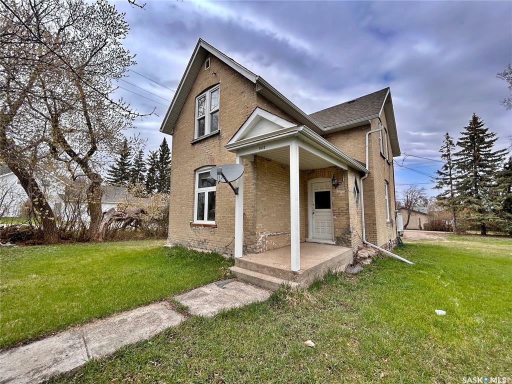 Property Photo: 902 North Front Street SK S0G 3N0