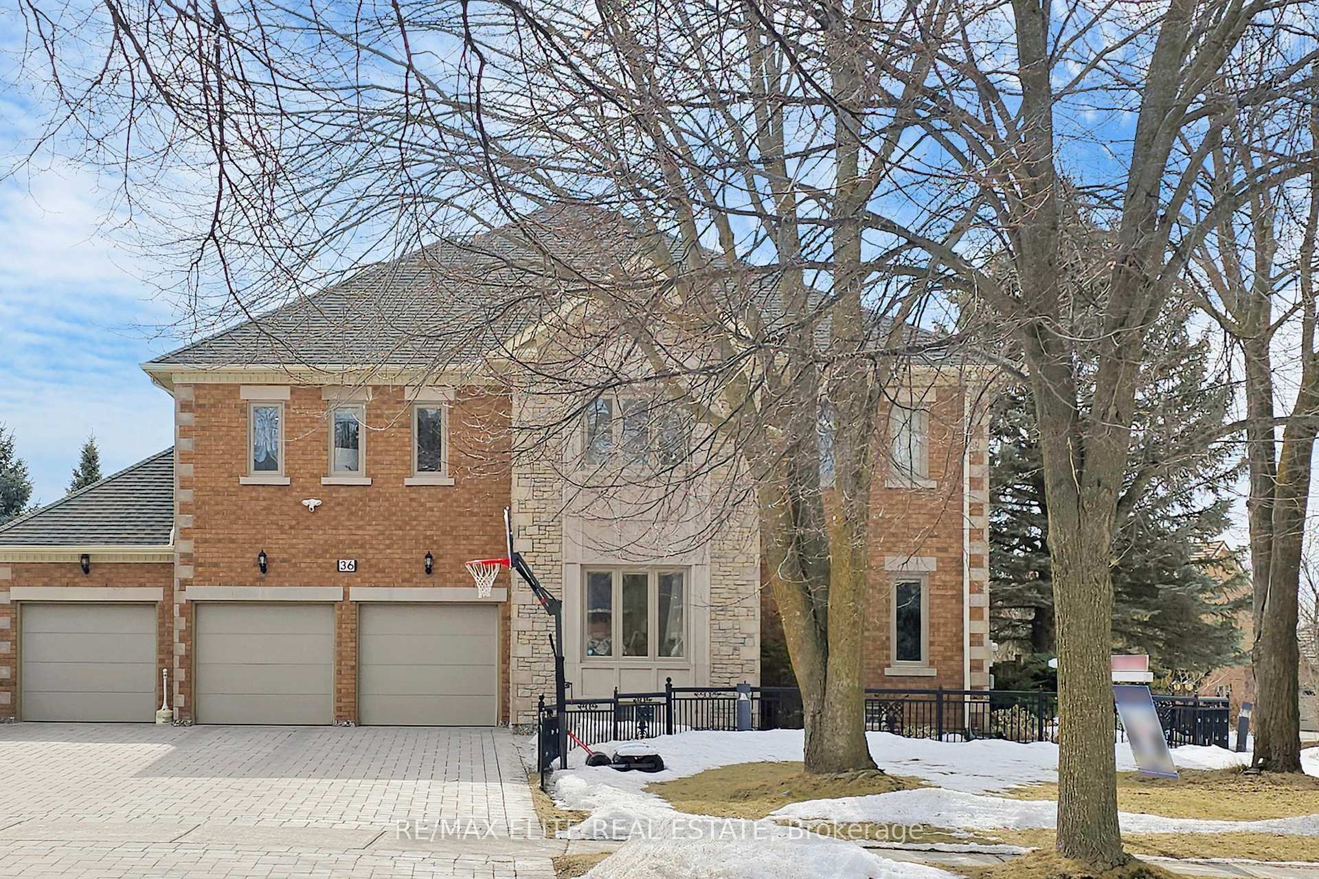 Property Photo: 36 Glenarden Crescent ON L4B 2G9