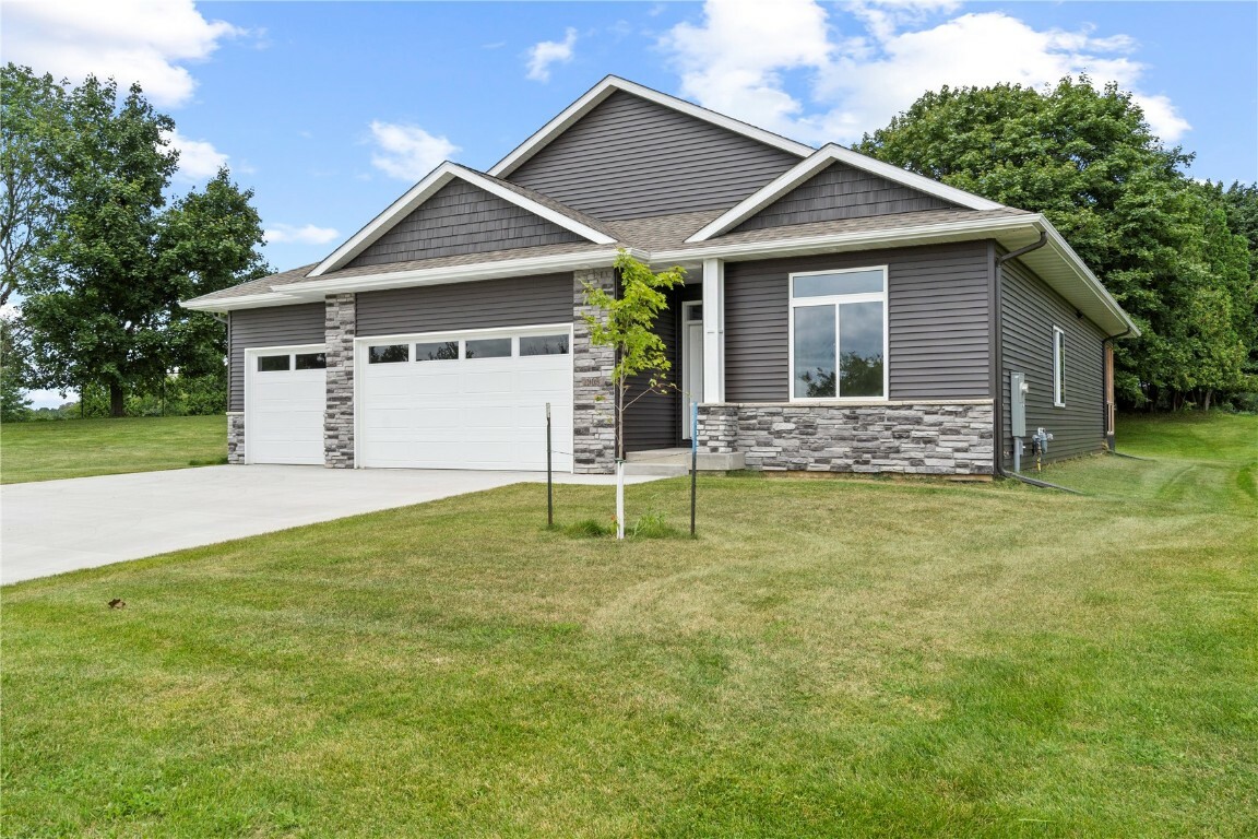 Property Photo: 905 Lincolnshire Place IA 52241