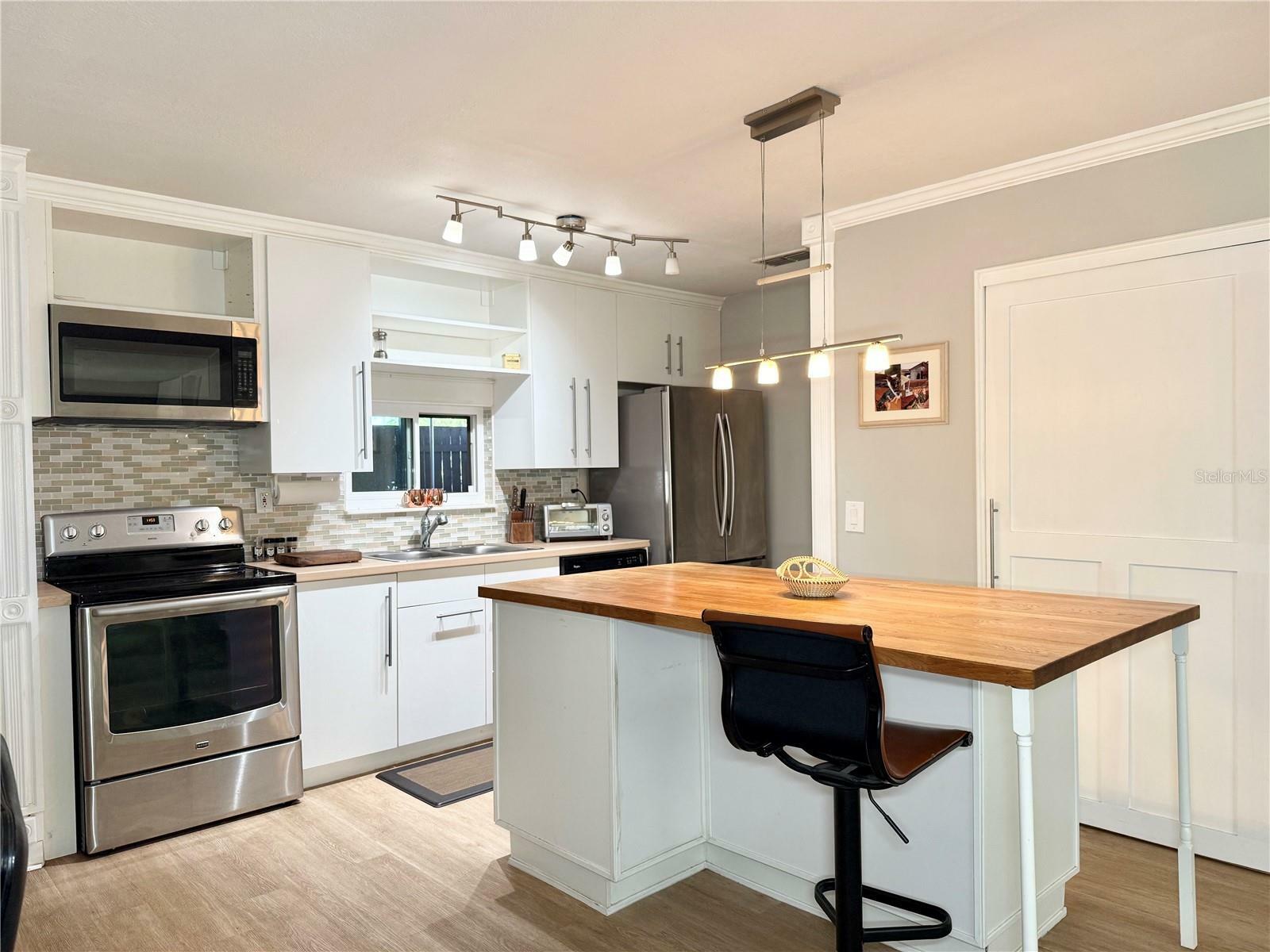 Property Photo: 8711 Plum Ln FL 33637
