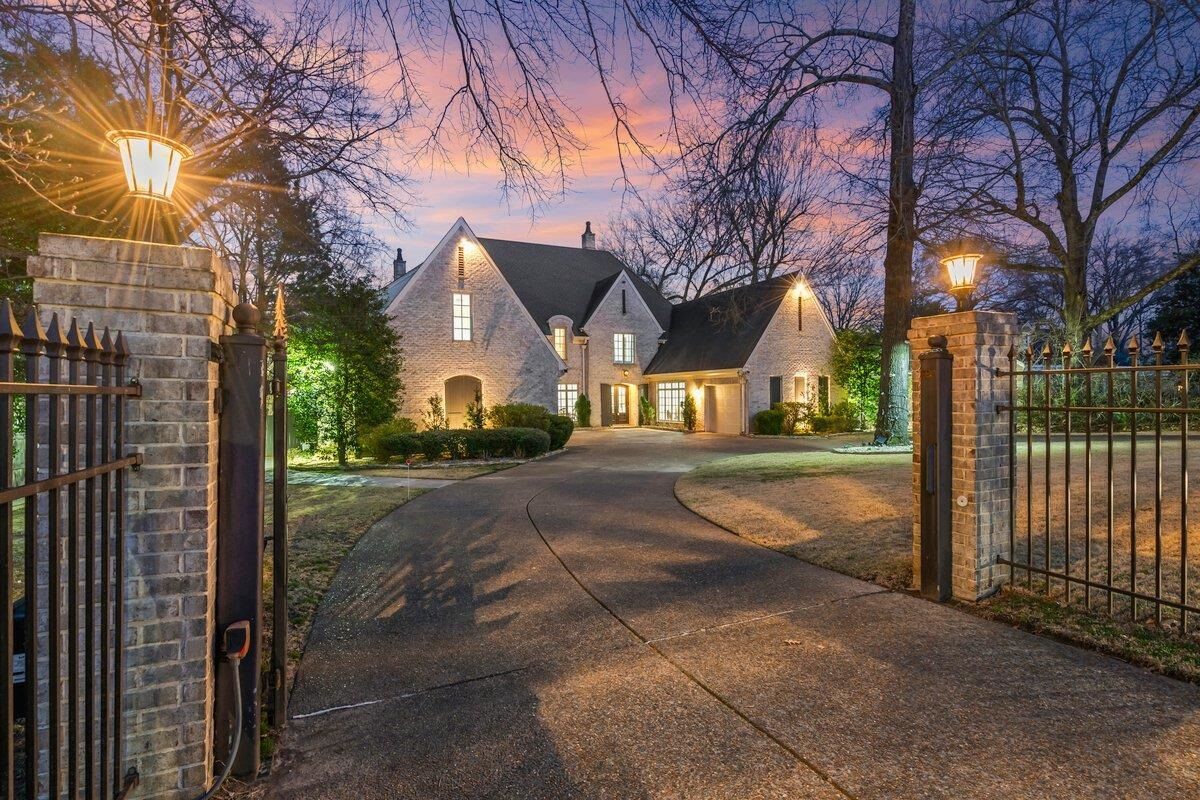 Property Photo: 272 S Perkins Rd TN 38117