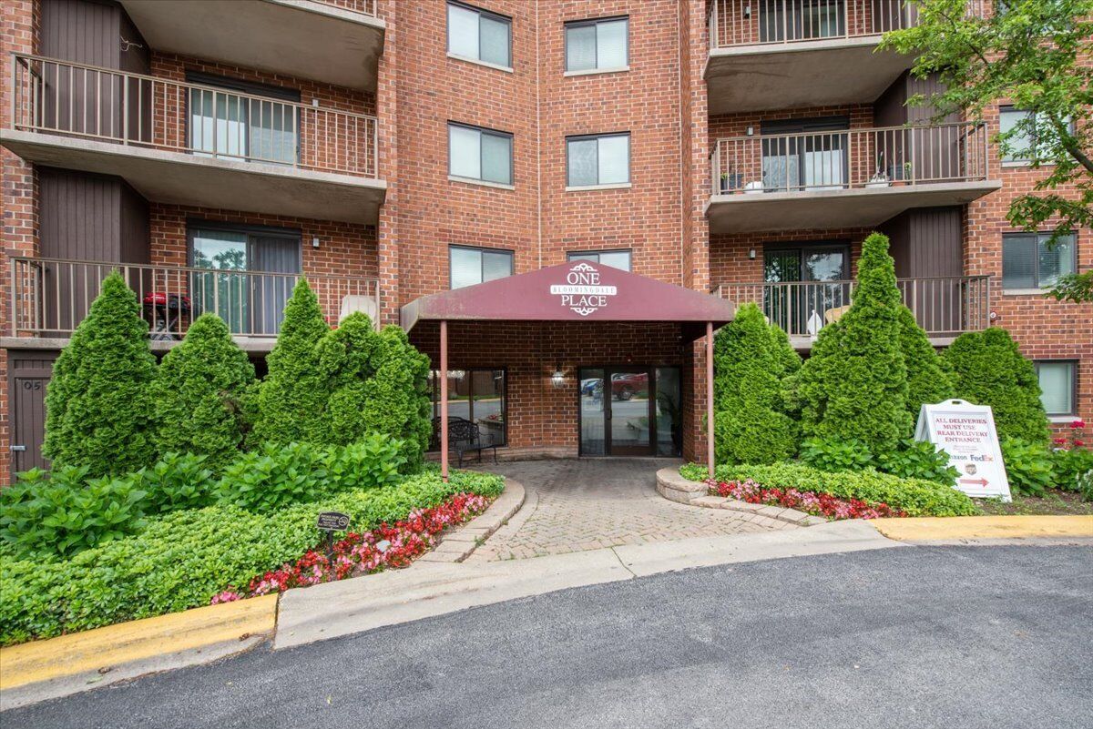 Property Photo: 1 Bloomingdale Place 800 IL 60108