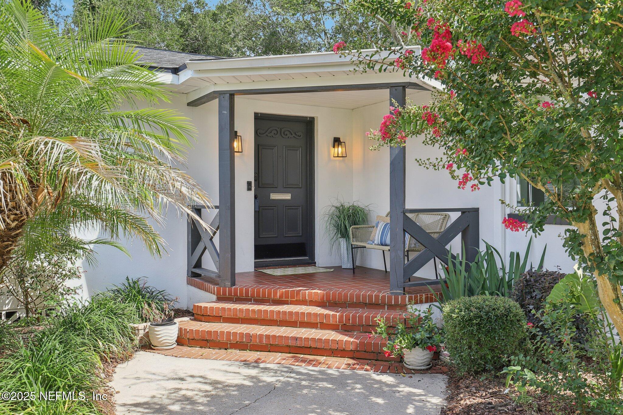 Property Photo: 4333 Silverwood Lane FL 32207
