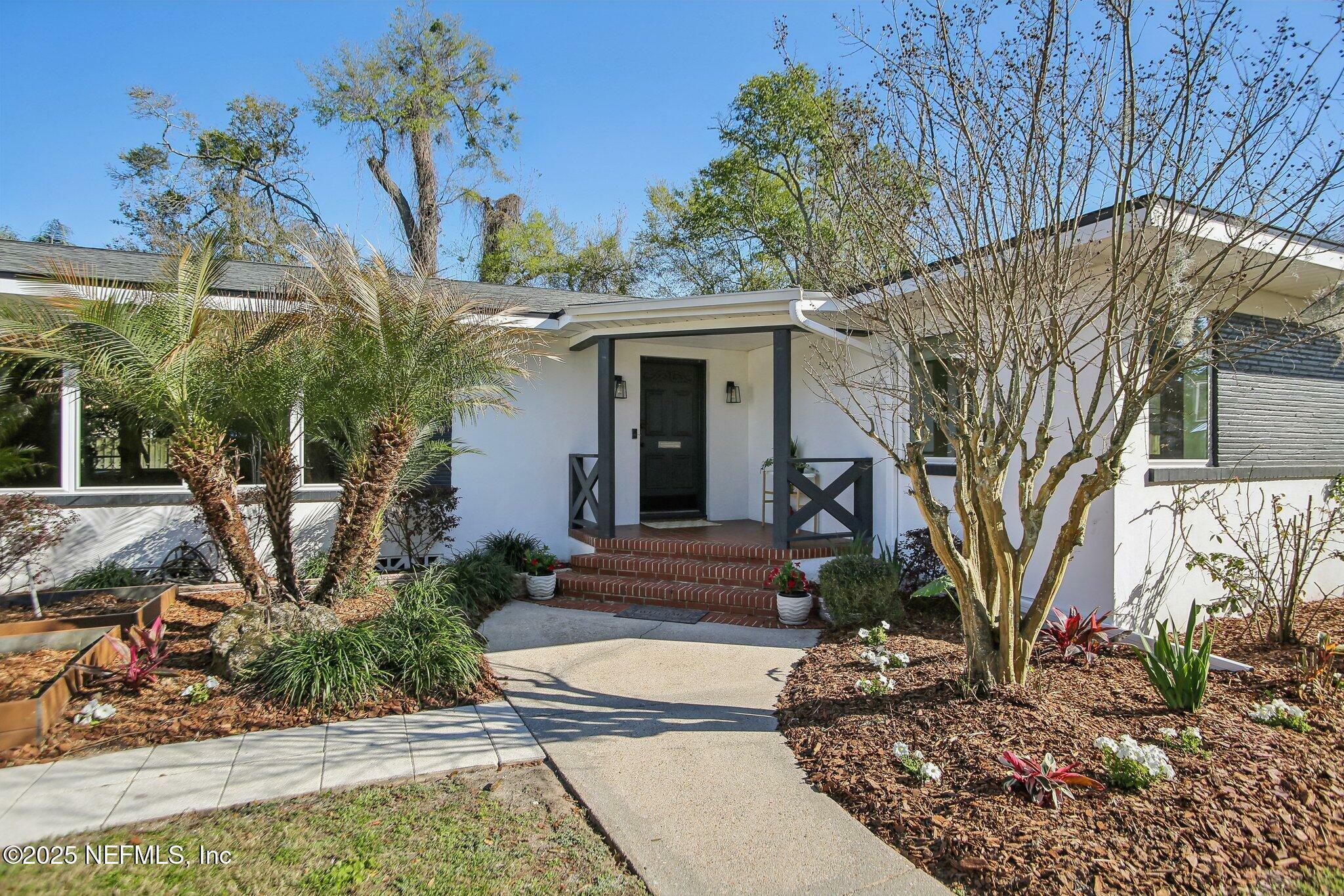 Property Photo: 4333 Silverwood Lane FL 32207