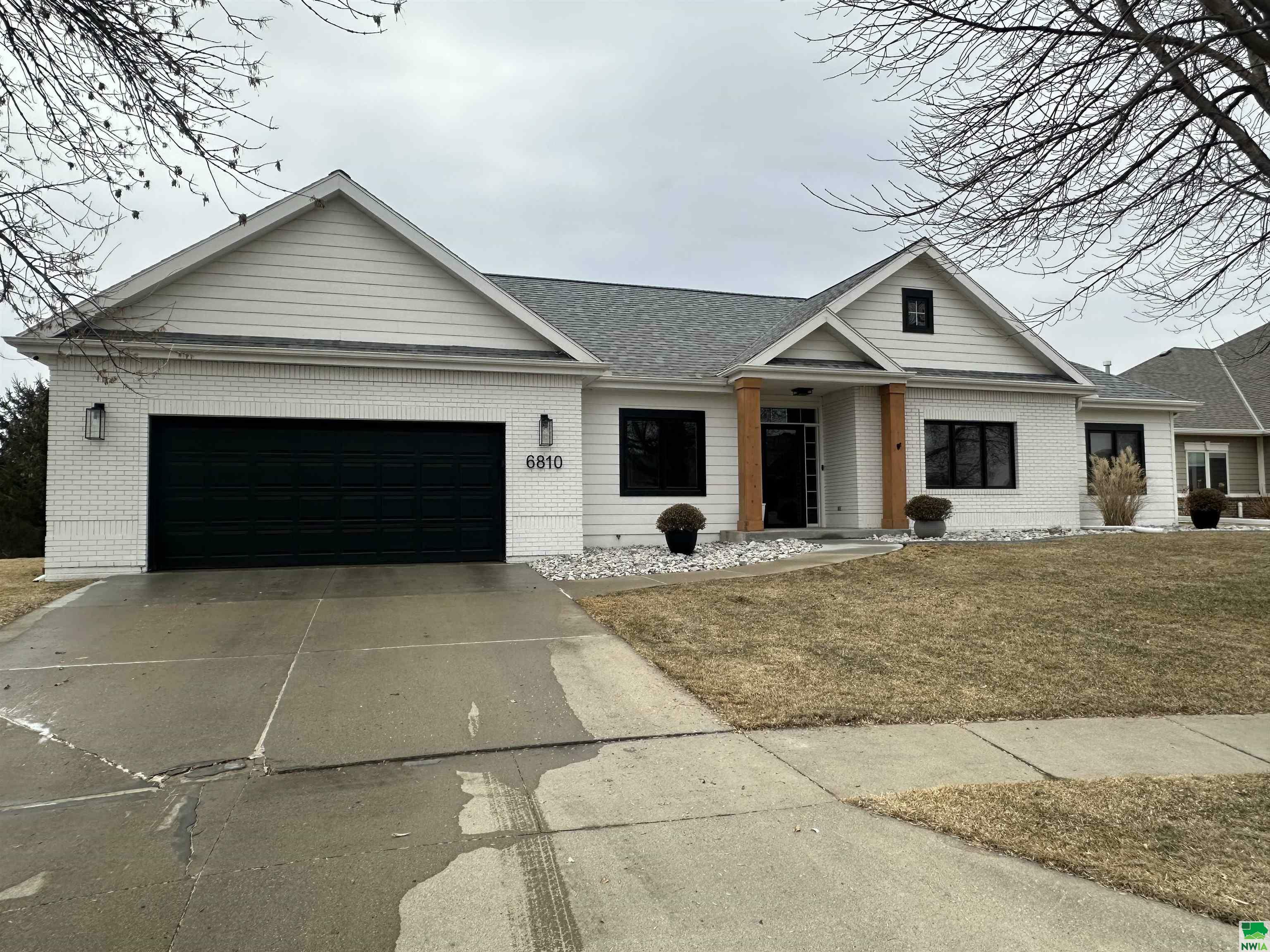 Property Photo: 6810 Norwood Court IA 51106