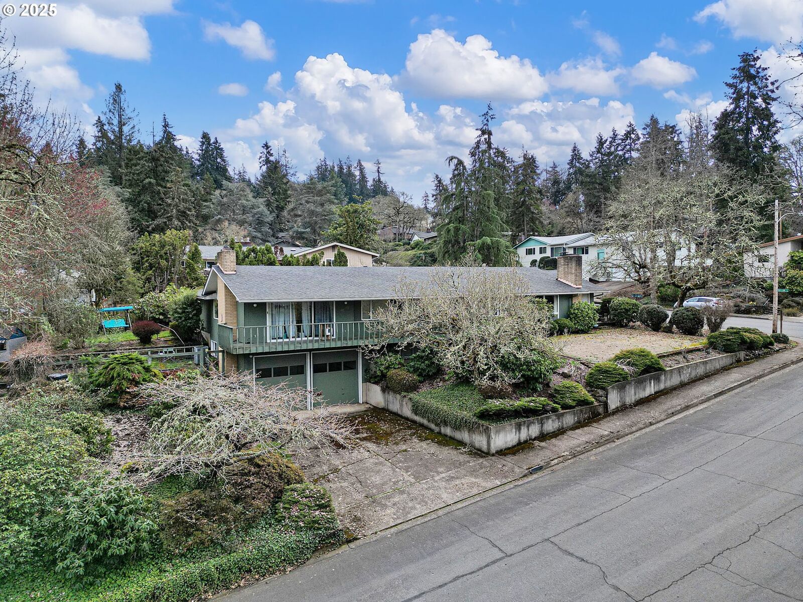 Property Photo: 2115 Trillium St OR 97405