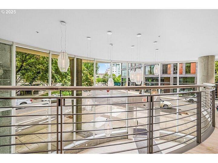 Property Photo: 1255 NW 9th Ave 402 OR 97209