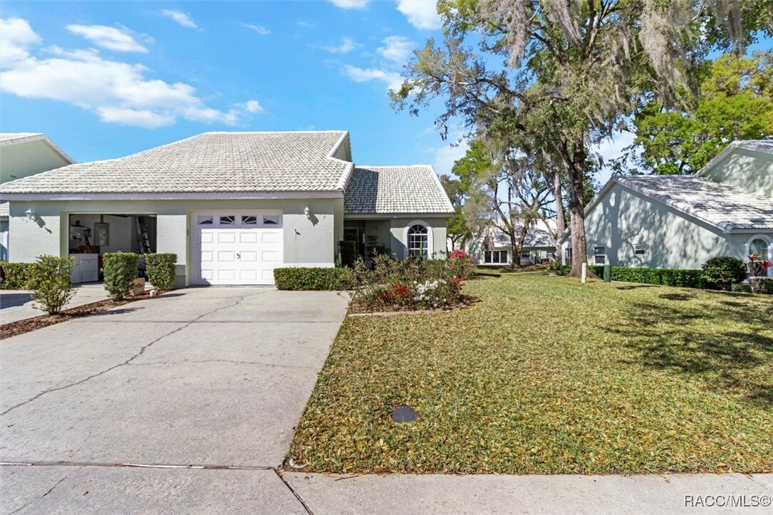 Property Photo: 818 Windermere Boulevard FL 34453