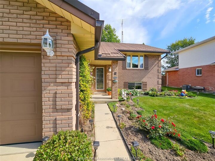 Property Photo: 8 Lancefield Place ON N7L 2M3