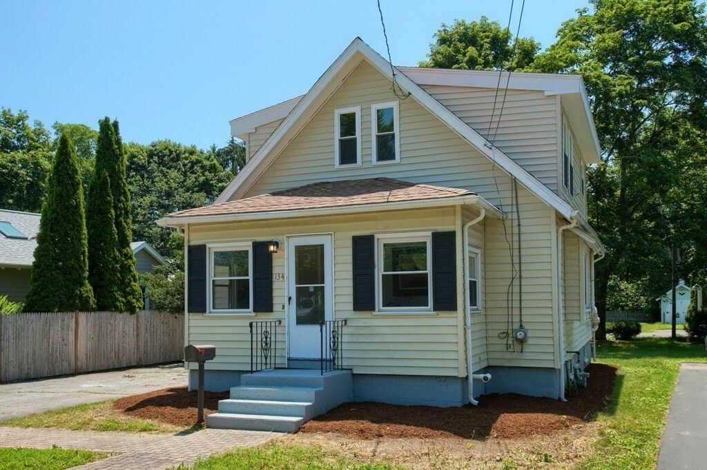 134 W Plain St  Wayland MA 01778 photo