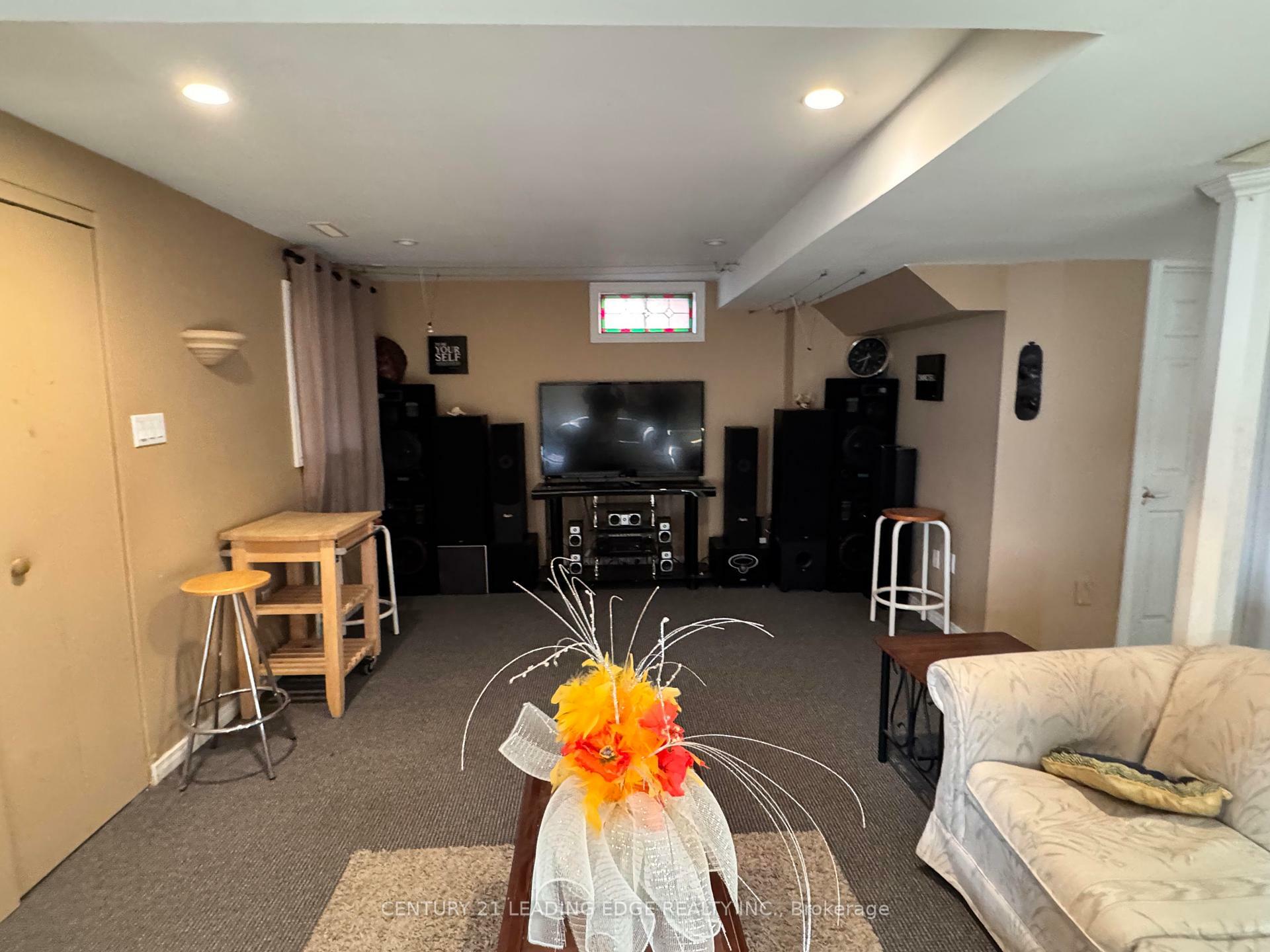 Photo de la propriété: 1385 Daniel Creek Road Bsmt ON L5V 1V3