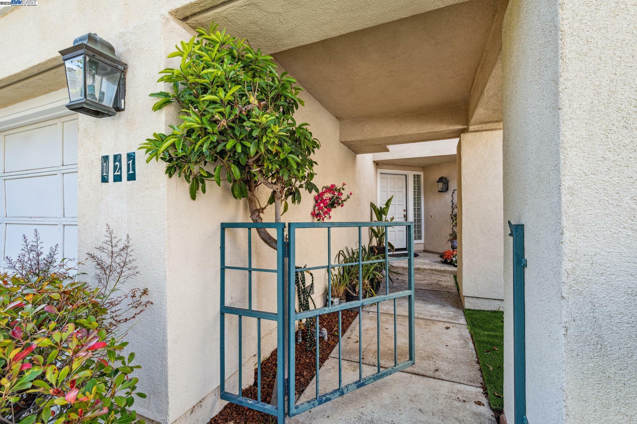 Property Photo: 121 Jervis Bay CA 94502