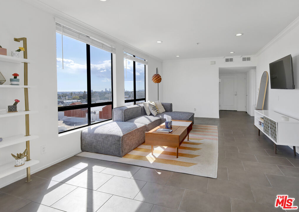 Property Photo: 7320 Hawthorn Avenue 401 CA 90046