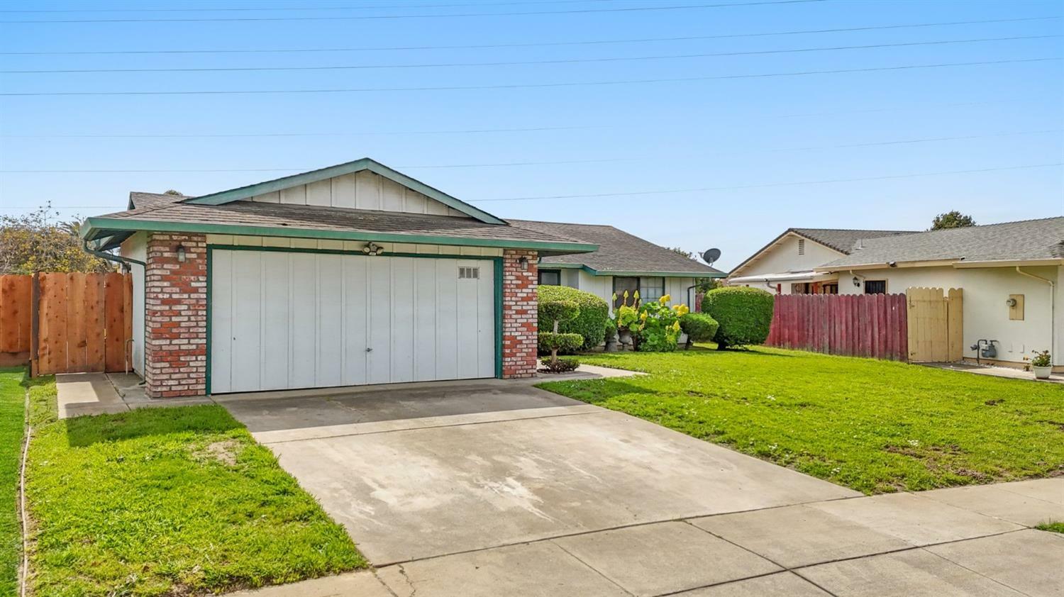 Property Photo: 820 Van Ness Court CA 93907
