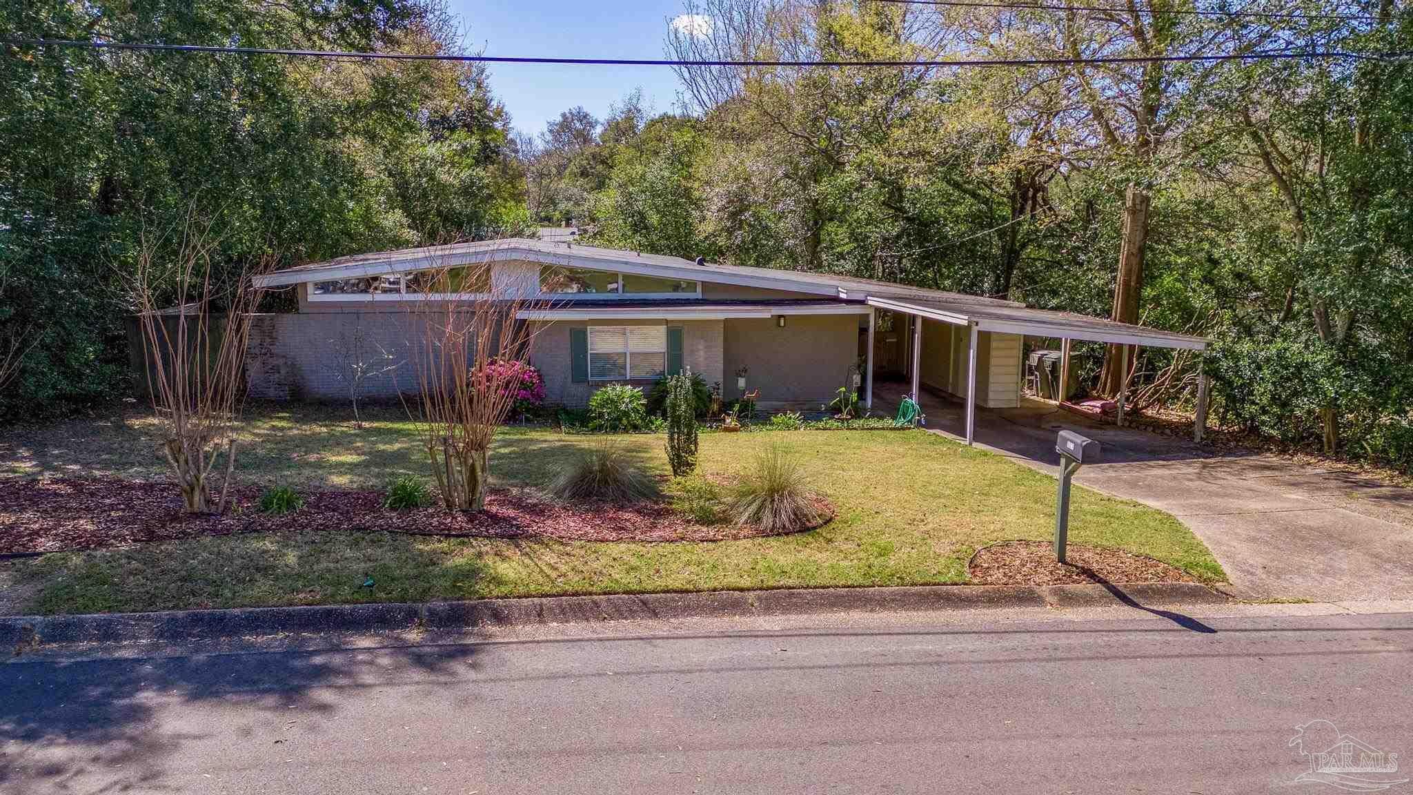 Property Photo: 921 Lagoon Dr FL 32505