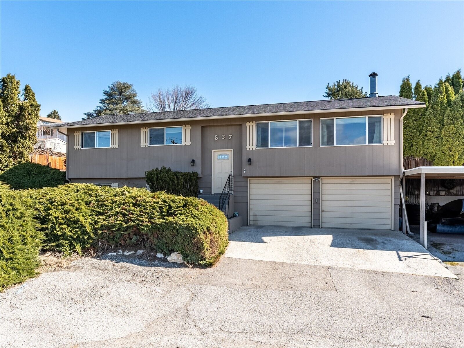Property Photo:  837 N Kentucky  WA 98802 