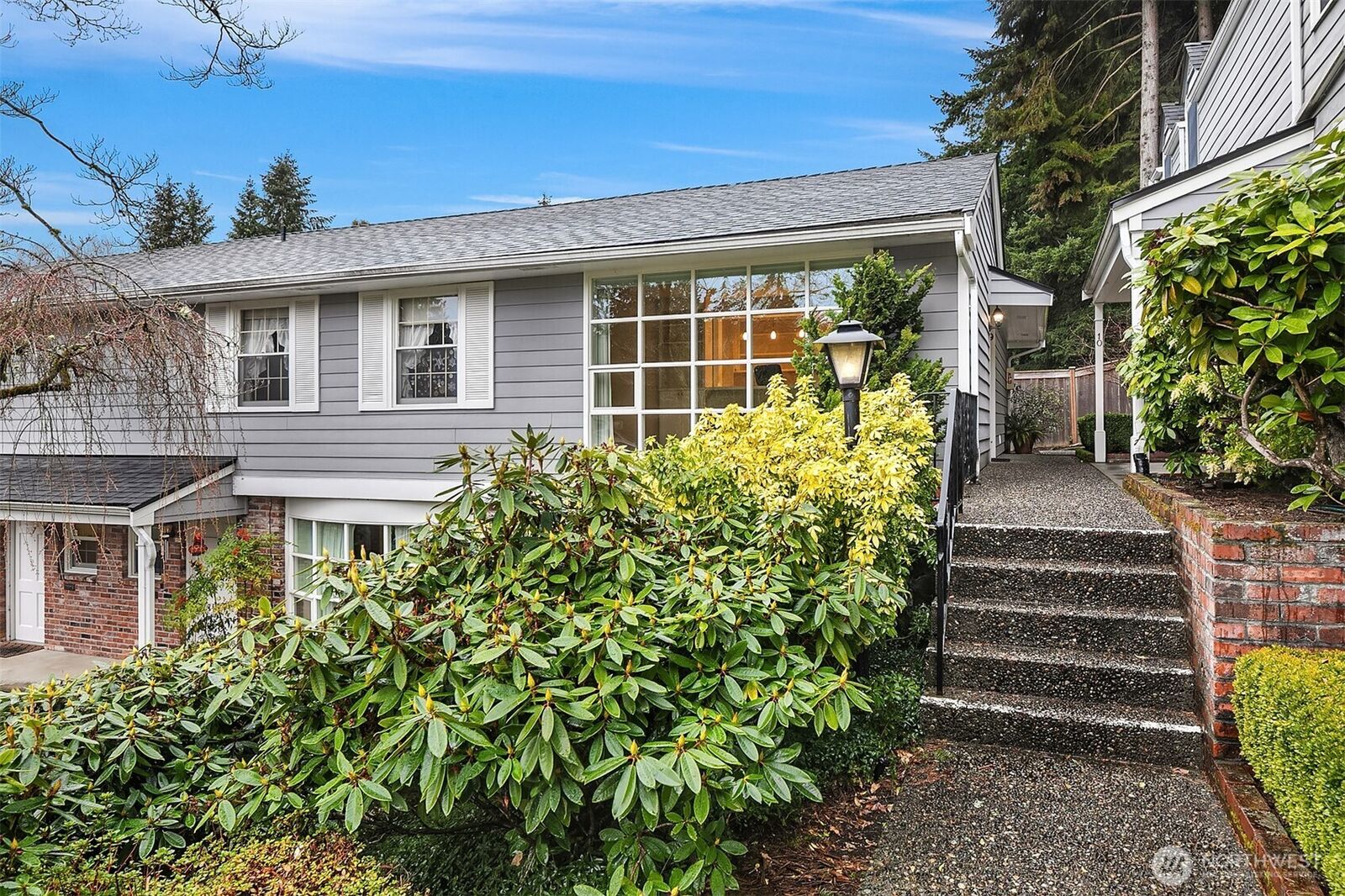 Property Photo:  1420  Bellevue Way SE #9  WA 98004 