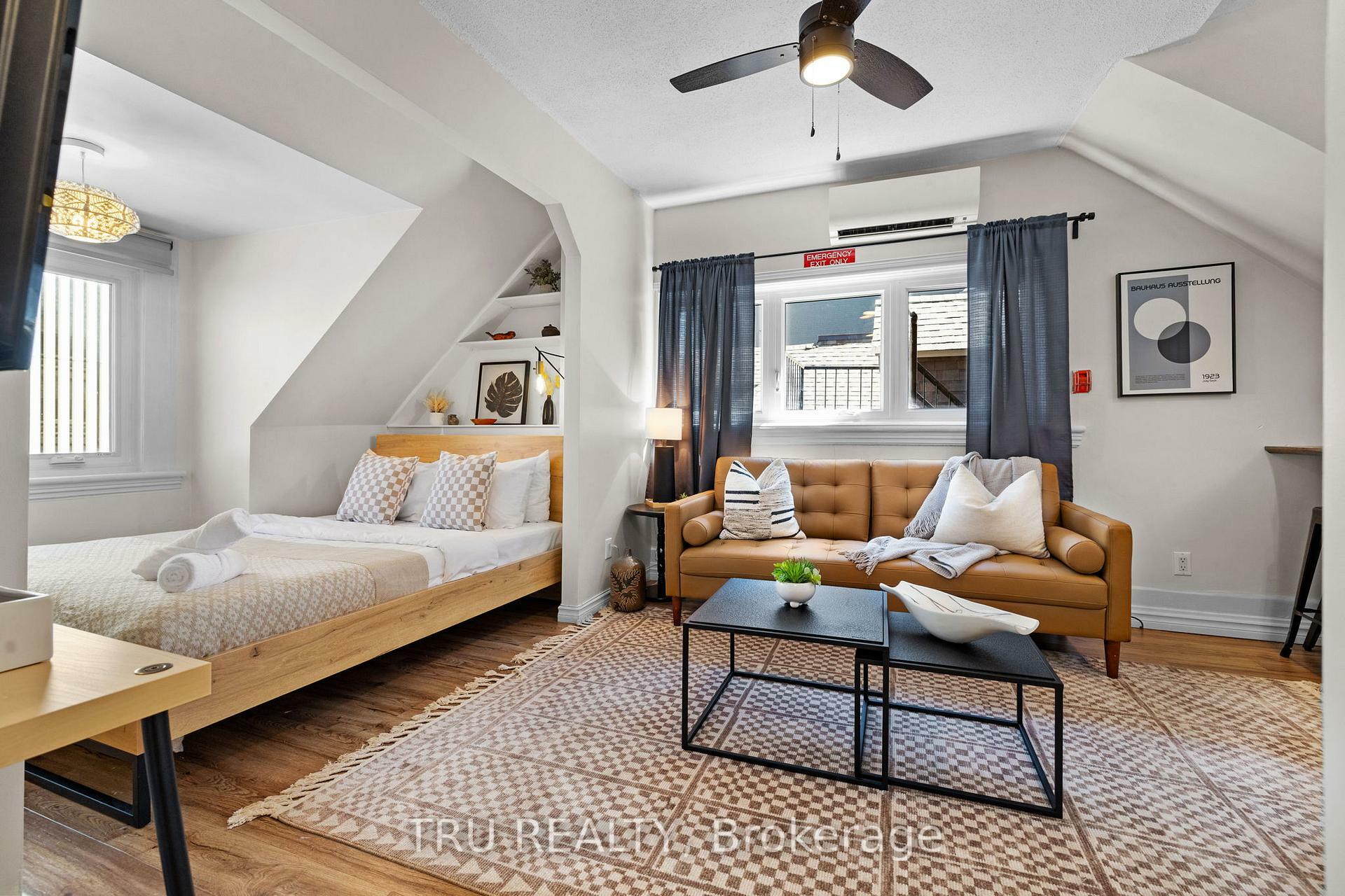 Property Photo: 160 Metcalfe Street 2 ON K2P 1P2