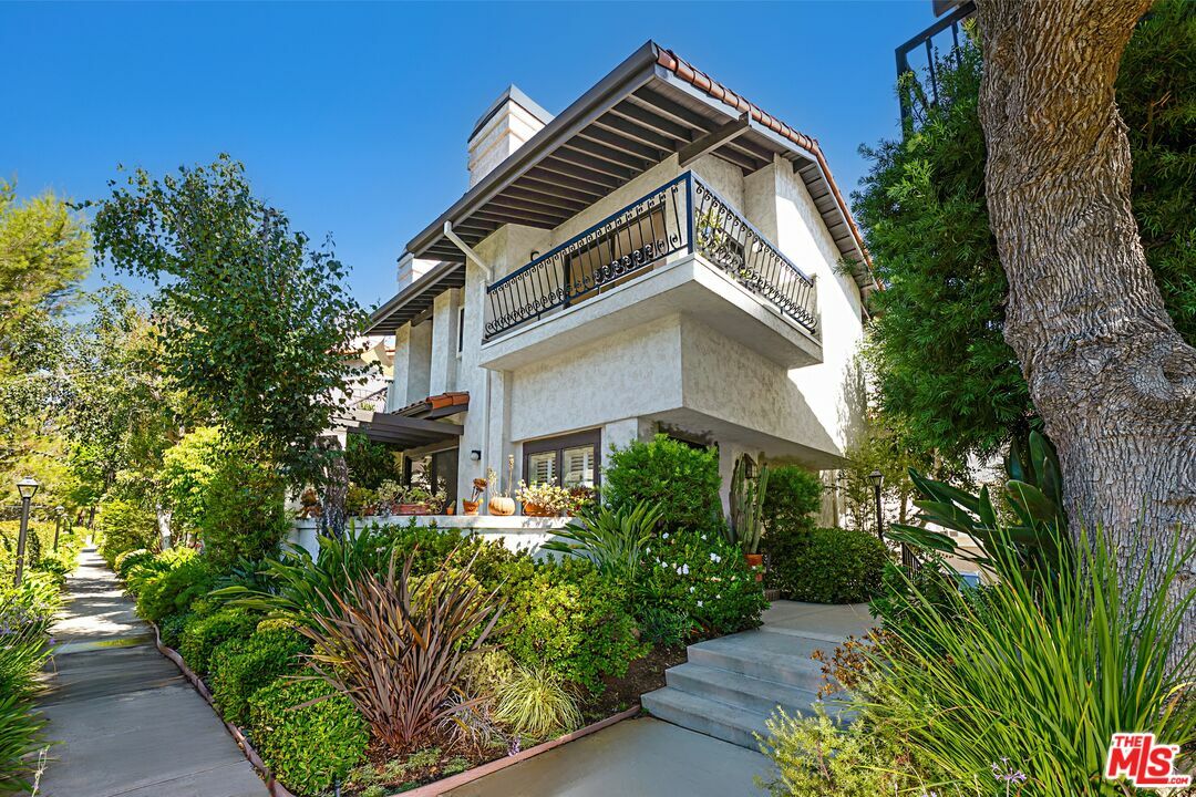 Property Photo:  1476 Palisades Dr  CA 90272 