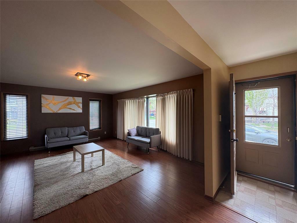 Property Photo:  101 6th Avenue Northwest  MB R7N 1J9 