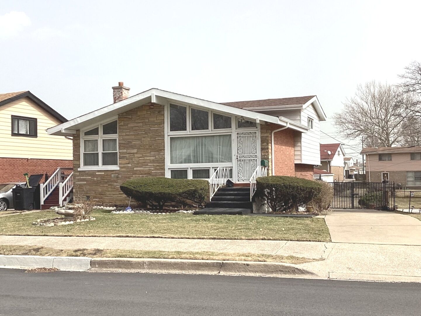 Property Photo: 8319 S Kenwood Avenue IL 60619
