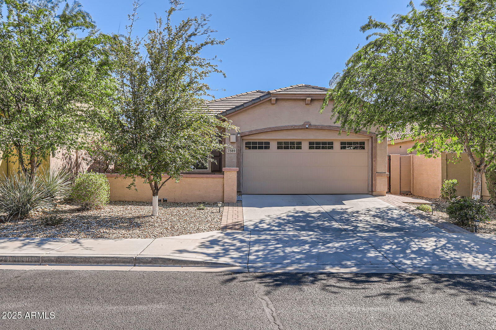 Property Photo: 7589 W Quail Track Drive AZ 85383