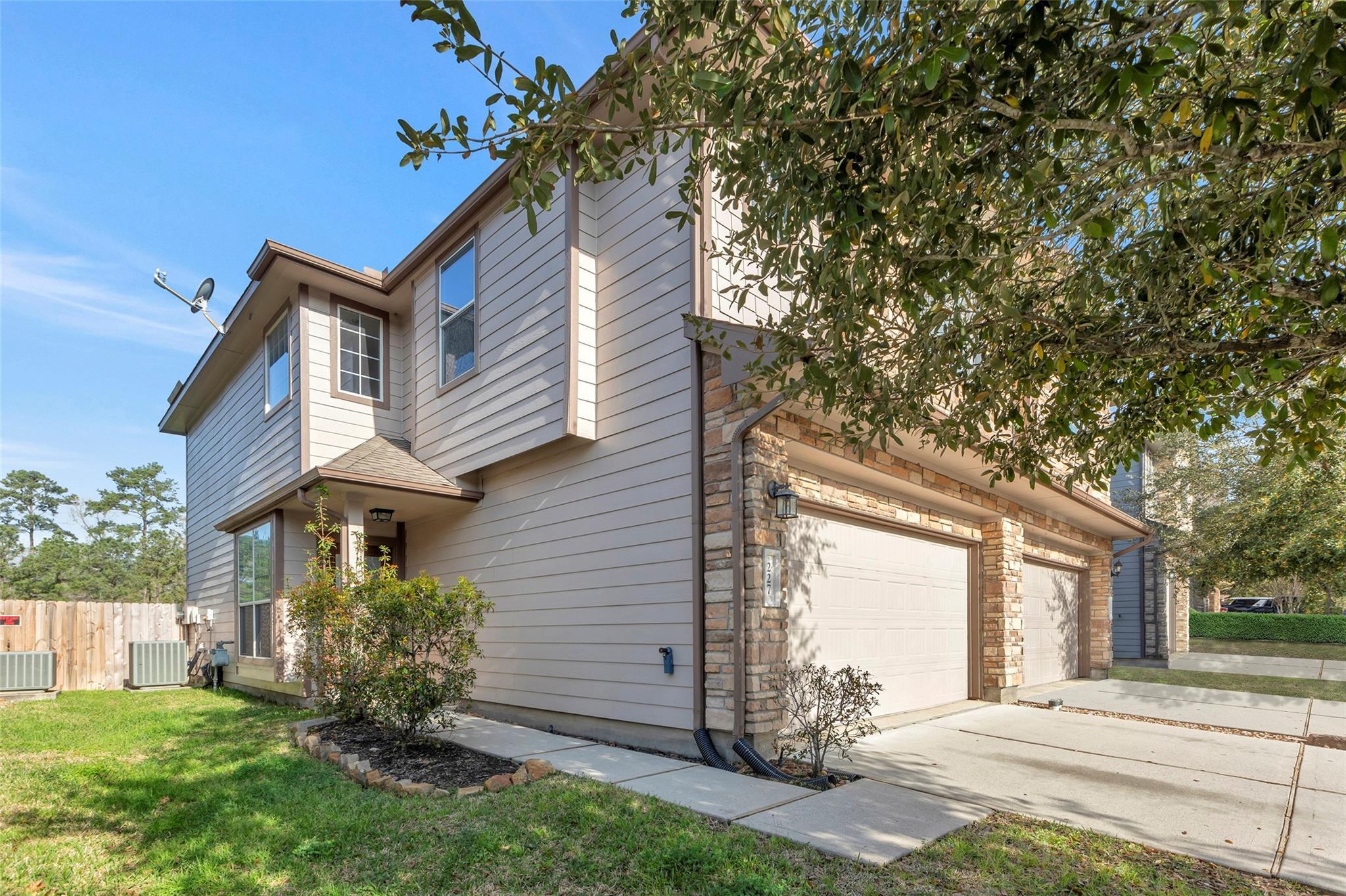 Property Photo: 227 Bloomhill Place TX 77354