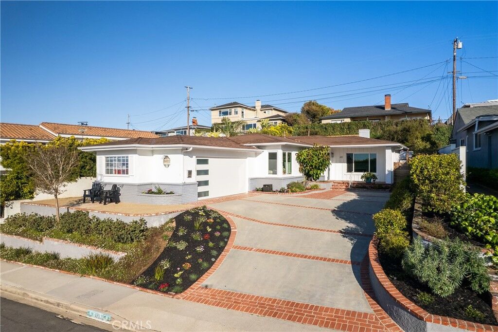 Property Photo: 410 Via Mesa Grande CA 90277