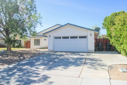 Property Photo: 925 W Tamarisk Ave CA 93555