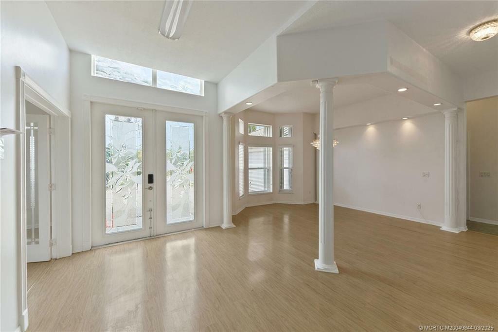 Property Photo: 710 SE Essex Drive FL 34984
