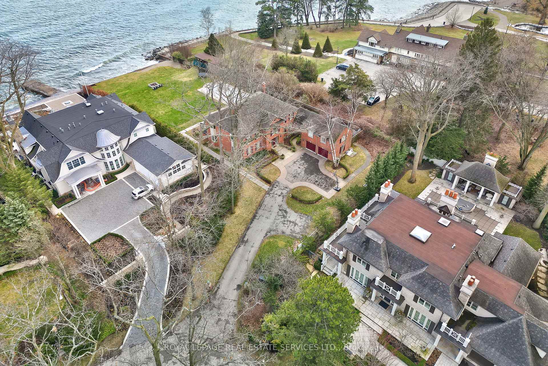 Property Photo: 16 Ennisclare Drive W ON L6J 4N2