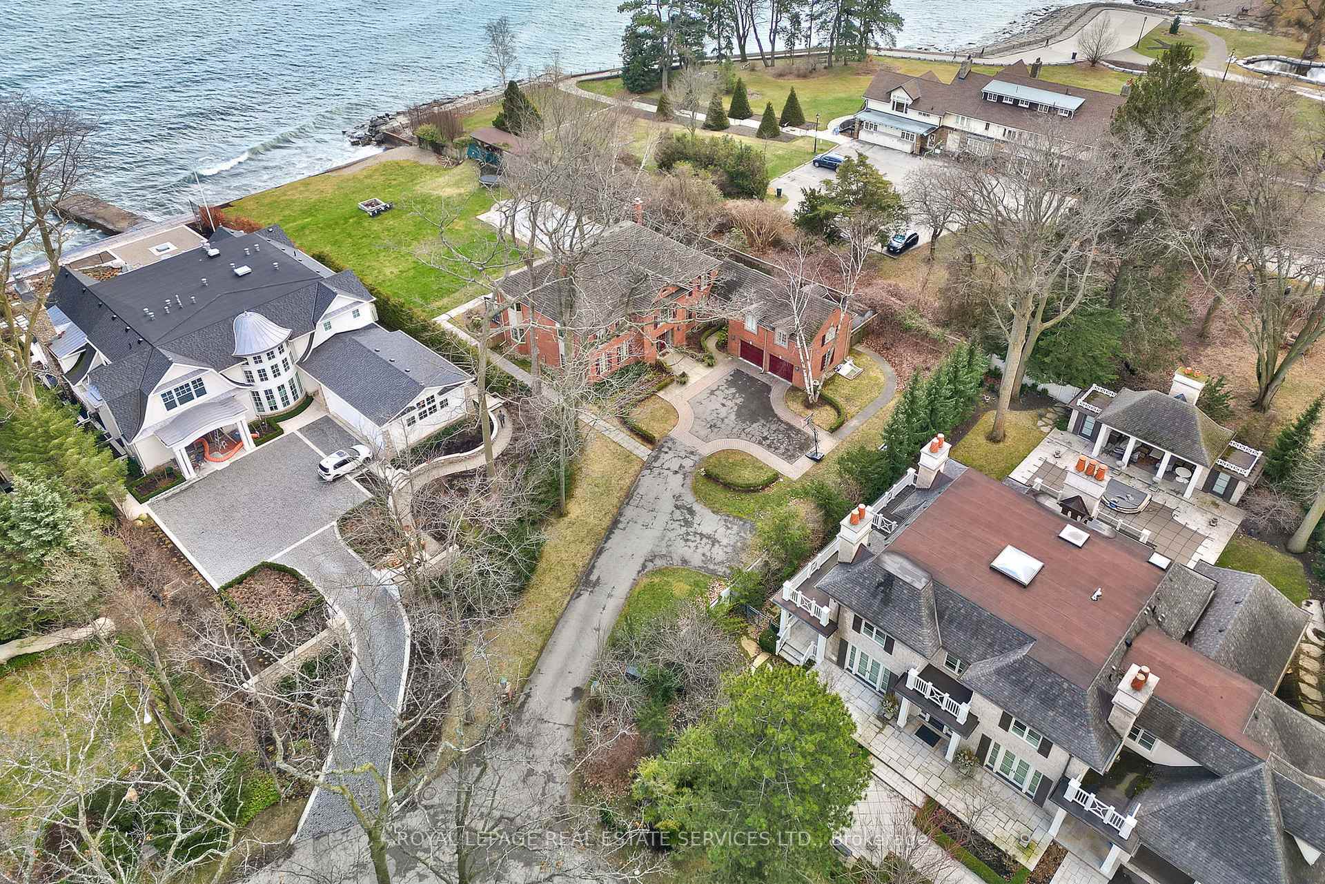 Property Photo:  16 Ennisclare Drive W  ON L6J 4N2 