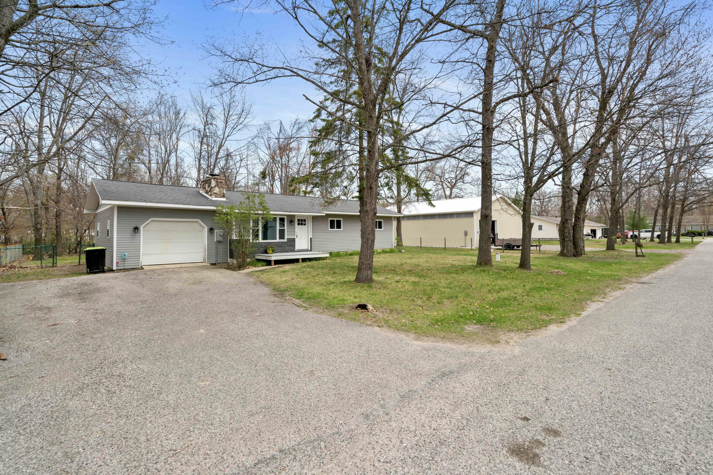 6830 Elmwood  Indian River MI 49749 photo